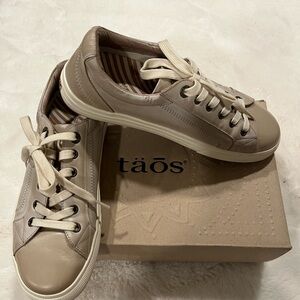 Plim Soul Taos Footwear Women’s Leather Oyster/Tan arch support Sneakers sz 9